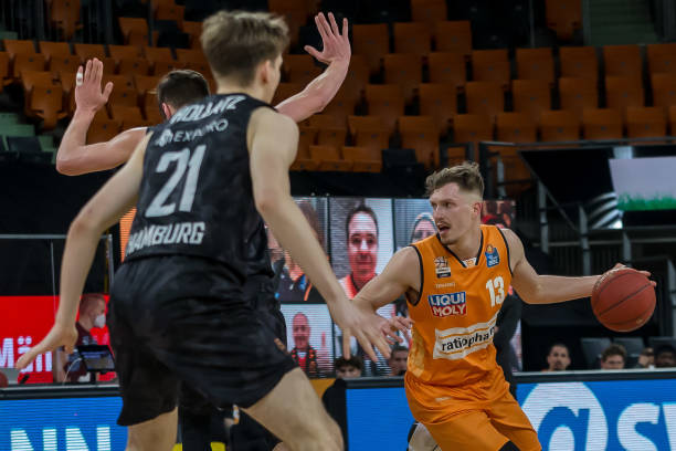 她们不仅在 她们不仅在